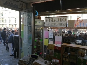 carnevale venezia commerciante si sfoga negozio vuoto colpa di vela